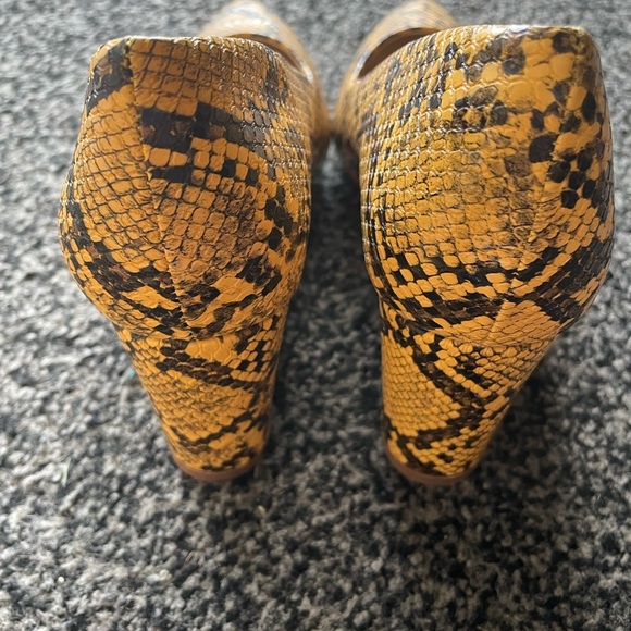 Snakeskin Print Pumps – Yellow, Chunky Heel, Pointed Toe - Picture 5 of 11
